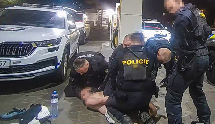 Polonahý mladík lezl na pumpě do mrazáku, odvezli ho přikurtovaného k lehátku