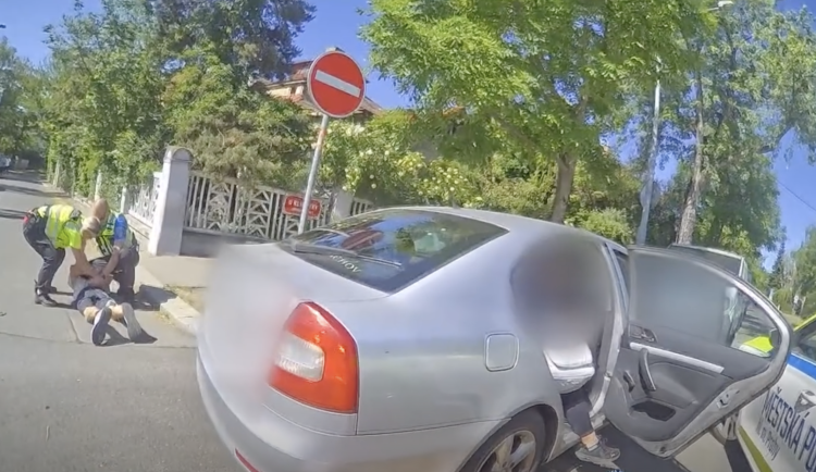 Taxikář ujížděl strážníkům i se zákazníky v autě. Vystrašená matka ho prosila, ať zastaví