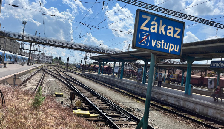 Rekonstrukce hradeckého nádraží jede podle plánu, řidiče čeká klidnější červen
