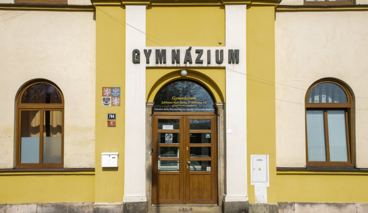 Odstupte, vyzvali studenti ředitelku jabloneckého gymnázia U Balvanu
