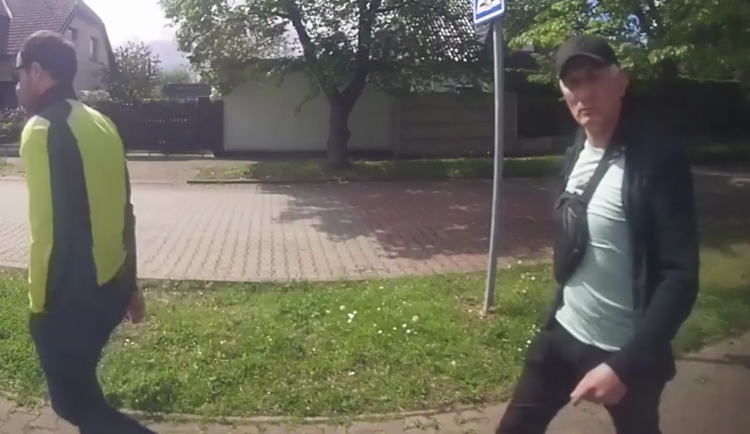 VIDEO: Z auta vzali klíče, pak vykradli celý dům. Policie pátrá po dvou zlodějích