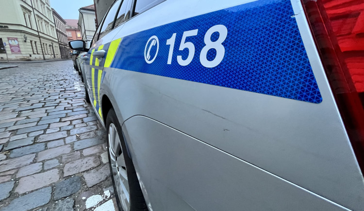 Deset piv, žádný řidičák a cizí auto. Opilý řidič kličkoval směrem na Rychnov