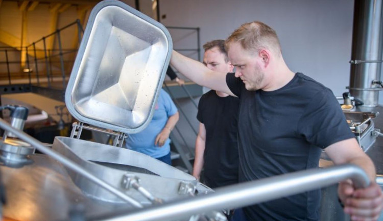 Jindřichohradecký pivovar po 60 letech ožil. Pivo tam vaří vnuk posledního sládka
