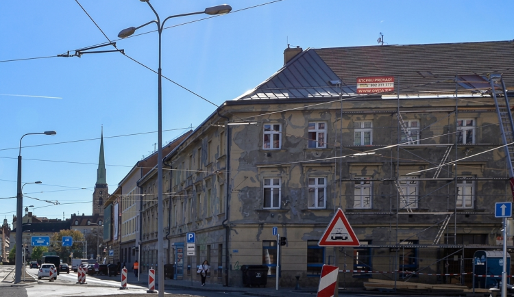 Ostudný oprýskaný dům naproti Novému divadlu dostane novou fasádu