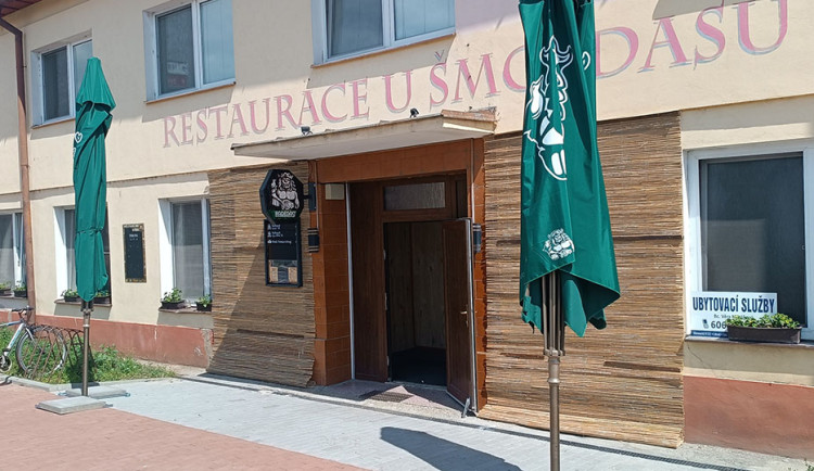 Veřejná poprava, zní z restaurace v Litovli po verdiktu inspekce. Lidé podnik podporují