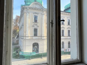 FOTO: Hradec promění problémový dům. Vznikne osm nových městských bytů