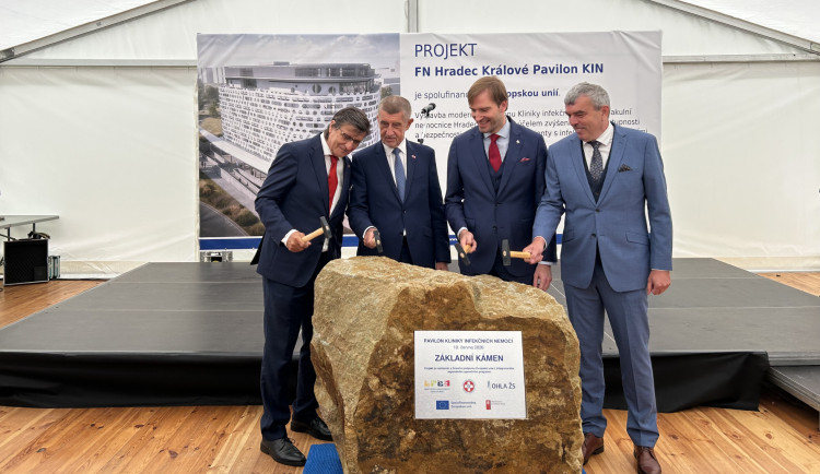 V Hradci začala stavba infekčního pavilonu za miliardu. Součástí bude i parkovací dům
