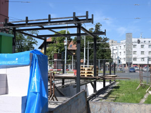 FOTO: Podchod na třídě Karla IV. se uzavírá. Podívejte se, jak roste nová pasáž