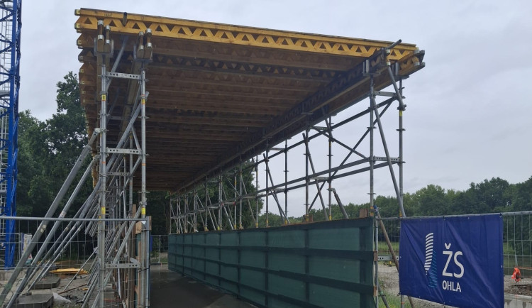Cyklisty mezi Budějcemi a Hlubokou chrání nový tunel, brzy povede pod přemostěním