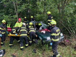 Srážka auta s kamionem uzavřela silnici I/11, pro ženu letěl vrtulník