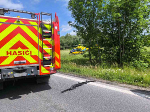 Srážka auta s kamionem uzavřela silnici I/11, pro ženu letěl vrtulník