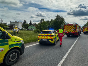 Srážka auta s kamionem uzavřela silnici I/11, pro ženu letěl vrtulník