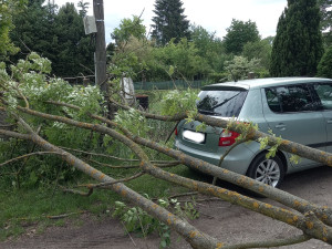 Silný vítr dnes od rána zaměstnává hasiče v Královéhradeckém kraji.