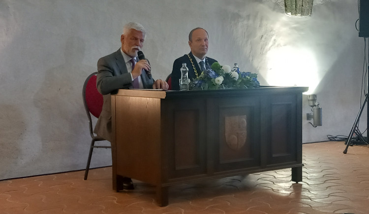 Zastávka VRT mezi Prahou a Brnem nedává smysl, řekl prezident Pavel v Jihlavě