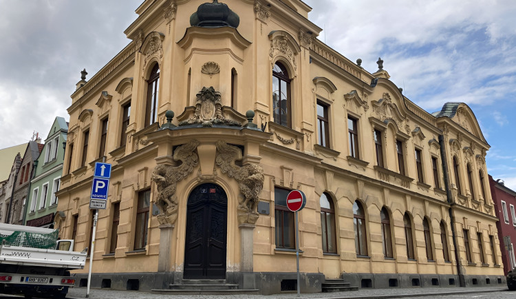 Hradec postupně rozprodává historické budovy v centru. Nemá pro ně využití