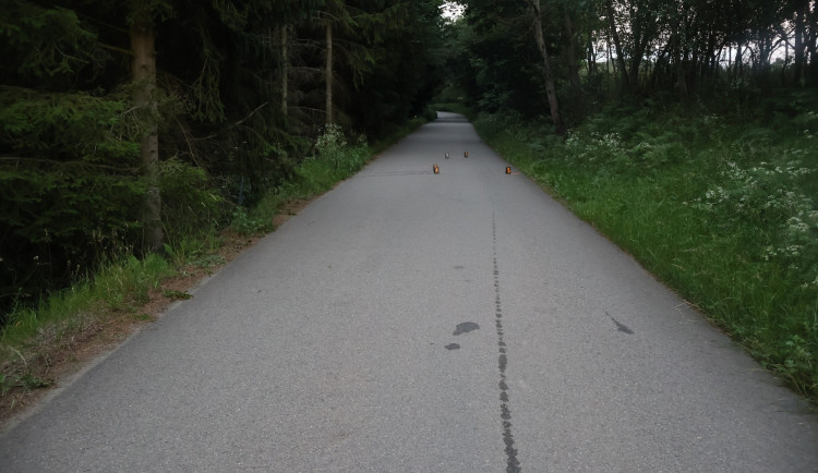 Policisté vyšetřují nehodu cyklisty na Žďársku. Žádají veřejnost o spolupráci