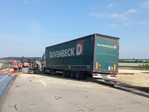Nehoda kamionů uzavřela D11. Na 70. kilometru se srazily kamiony