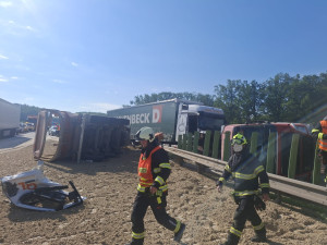Nehoda kamionů uzavřela D11. Na 70. kilometru se srazily kamiony