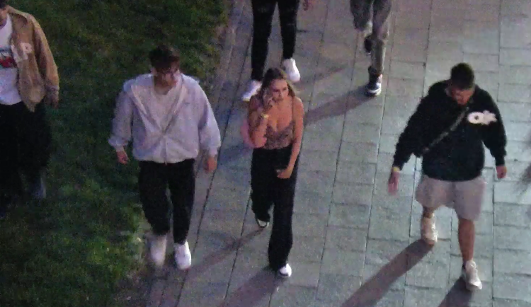 Napadení v centru Olomouce? Policie pátrá po totožnosti dvou mladíků