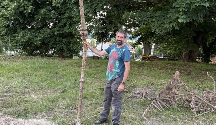 FOTO: Ve Větrném Jeníkově bagrista vykopal hromadu železa. Může jít o historickou fontánu