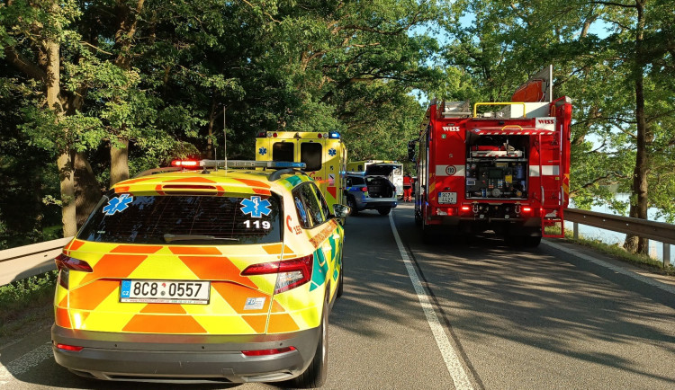 Na Táborsku se srazila dvě osobní auta. Dva lidé skončili v nemocnici, třetí odmítl