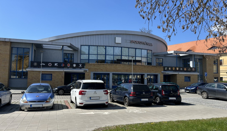 Hradec Králové v létě opraví střechu malé hokejové haly, zatéká do ní