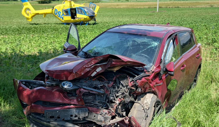 Při dopravní nehodě na Jičínsku utrpělo zranění pět lidí, mezi nimi dvě děti