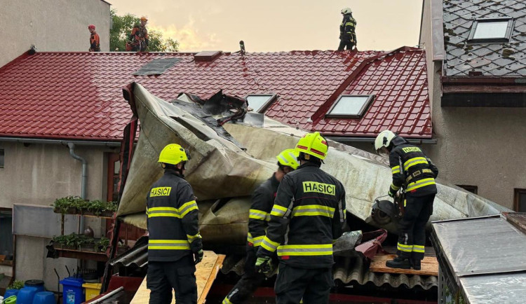 FOTO, VIDEO: Hasiči zasahovali u 140 událostí způsobených bouřkami. Ty hrozí i dnes