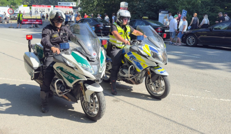 Dron nad okruhem, spor o fotoaparát i ztracené děti. MotoGP zaměstnalo policisty