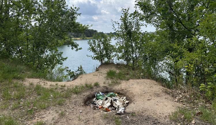 Opaťák má nového majitele: ploty stavět nechce, žádá konec nepořádku a vraků v lese