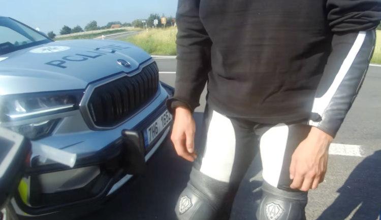 VIDEO: Mladý motorkář usnul na nastartované mašině uprostřed křižovatky