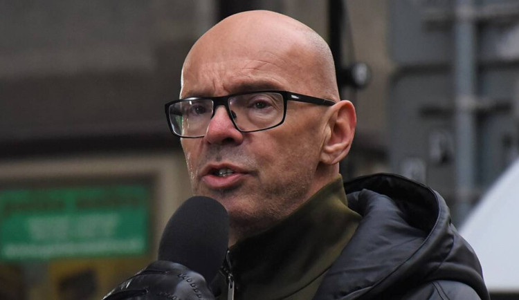 „Estébák bez páteře,“ pustil se moderátor Novotný do ministra kultury Klempíře