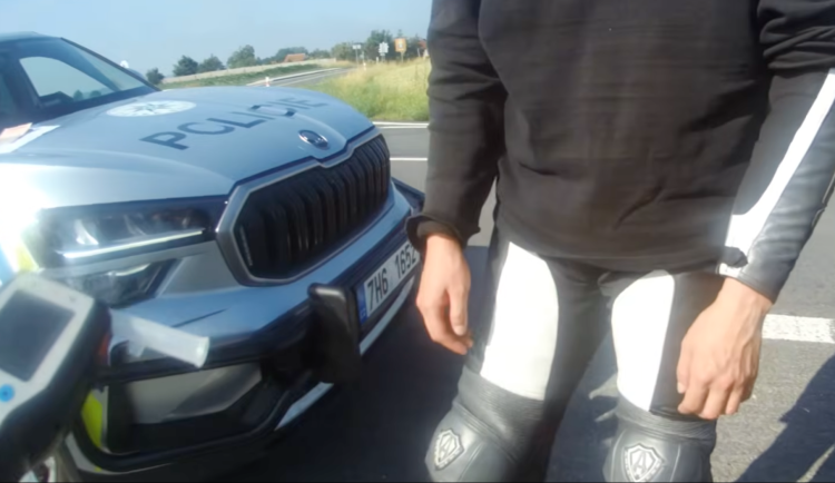 VIDEO: Mladý motorkář usnul na nastartované mašině uprostřed křižovatky