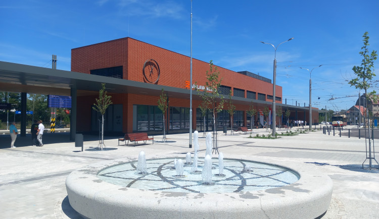 FOTO: Nové městské nádraží slouží cestujícím. Ještě není hotovo, připomíná primátor