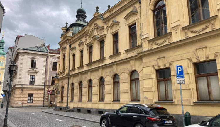 budova bývalé knihovny v centru Hradce Králové