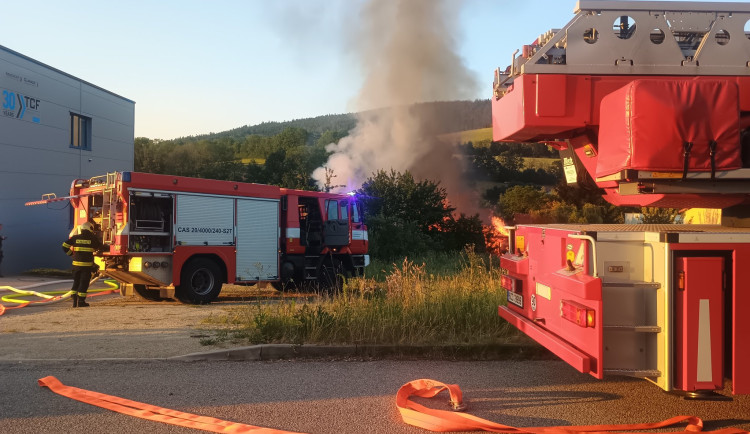 V Prachaticích hořela truhlárna a sklad dřeva, jeden hasič zkolaboval