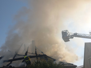 Hasiči likvidovali mohutný požár rodinného domu v Jičíně. Použili výškovou techniku