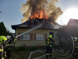Hasiči likvidovali mohutný požár rodinného domu v Jičíně. Použili výškovou techniku