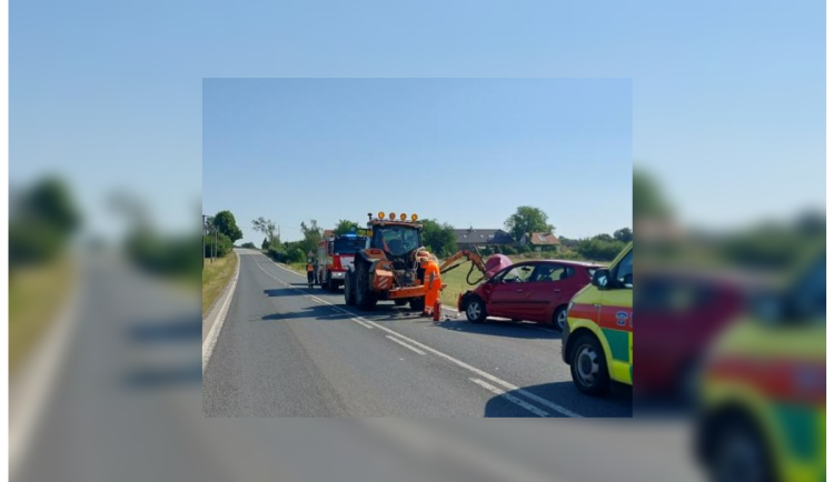 Řidič na Třebíčsku zřejmě kvůli slunci přehlédl traktor. Nehoda skončila zraněním