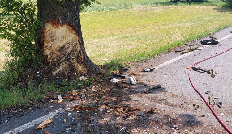 Tragické úterý. Řidič u Žirovnice narazil do stromu, zemřel na místě