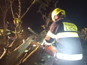Bouřky lámaly stromy a připravily stovky domácností o elektřinu. Další mohou přijít dnes