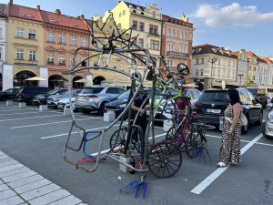 Kovová socha na Velkém náměstí budí vášně. Cílem má být oživení prostoru