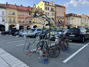 Kovová socha na Velkém náměstí budí vášně. Cílem má být oživení prostoru