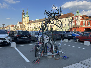 Kovová socha na Velkém náměstí budí vášně. Cílem má být oživení prostoru