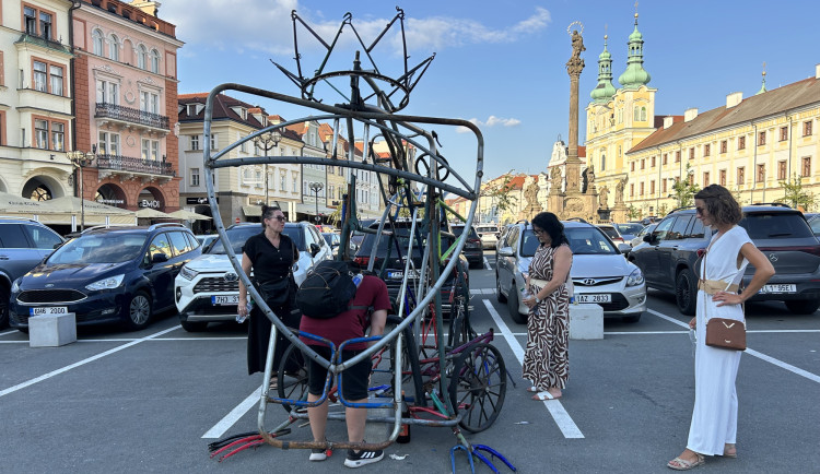 Kovová socha na Velkém náměstí budí vášně. Cílem má být oživení prostoru