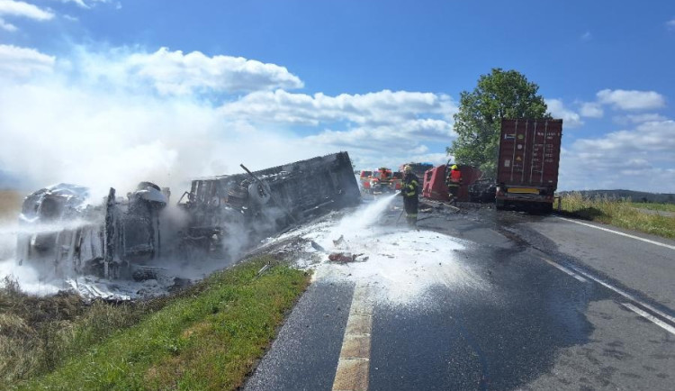 Vážná nehoda u Štoků. Vozidla hořela, oba jejich řidiči zemřeli