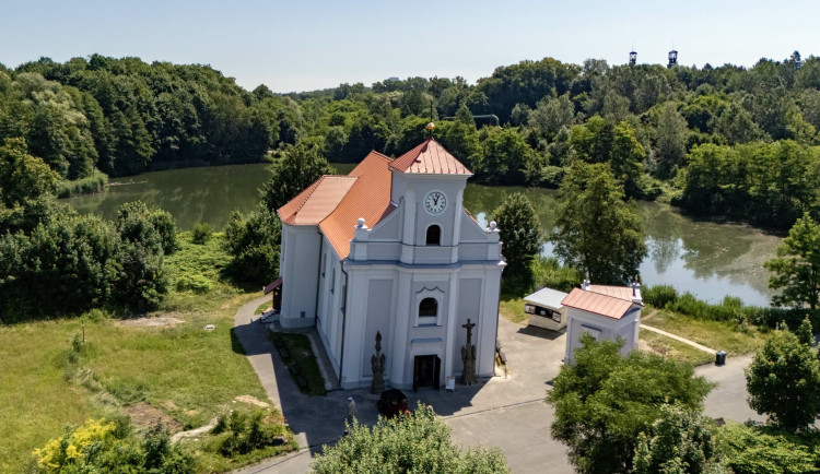 FOTO: Šikmý kostel v Karviné září historickými barvami, oprava stála sedm milionů