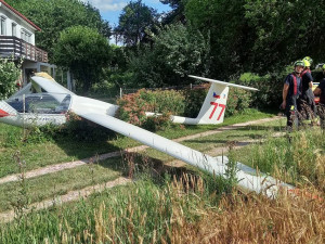 Kluzák havaroval u rodinného domu. Při přistání skončil v živém plotě