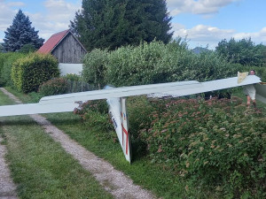 Kluzák havaroval u rodinného domu. Při přistání skončil v živém plotě