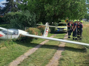 Kluzák havaroval u rodinného domu. Při přistání skončil v živém plotě